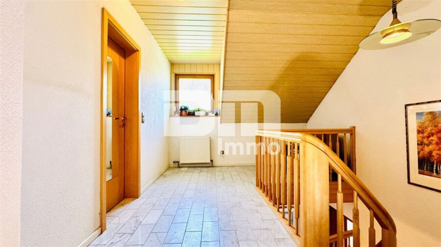 Einfamilienhaus mit Einliegerwohnung in Traumlage mit Terrasse, Naturgarten und Garage - DG Flur / Treppenaufgang